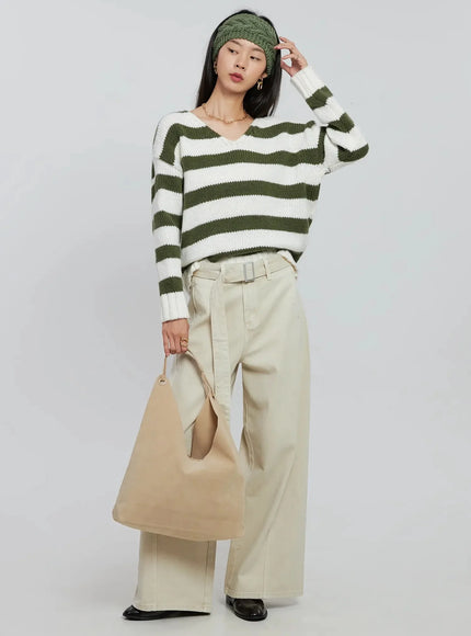 striped-v-neck-sweater-io530