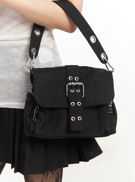 chunky-buckle-eyelet-shoulder-bag-iy502