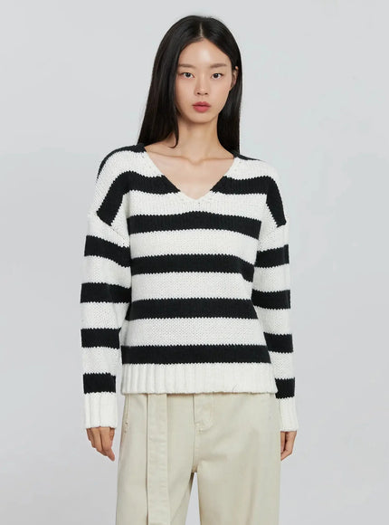 Striped V-neck Sweater IO530