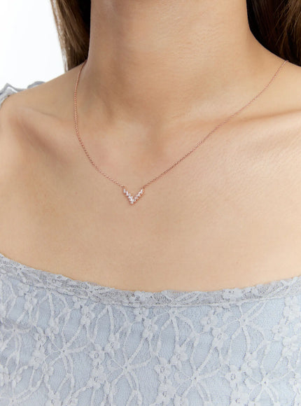 acc-strike-v-necklace-kc1008