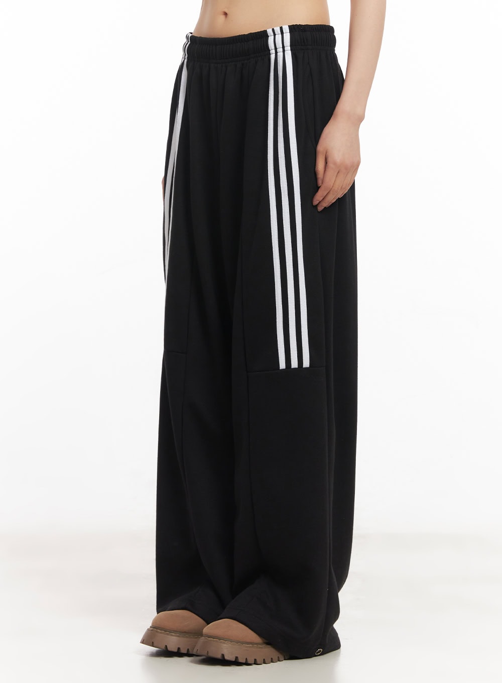 striped-wide-fit-sweatpants-ca523 / Black