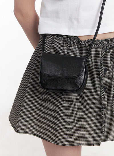 classic-faux-leather-crossbody-bag-iy513 / Black