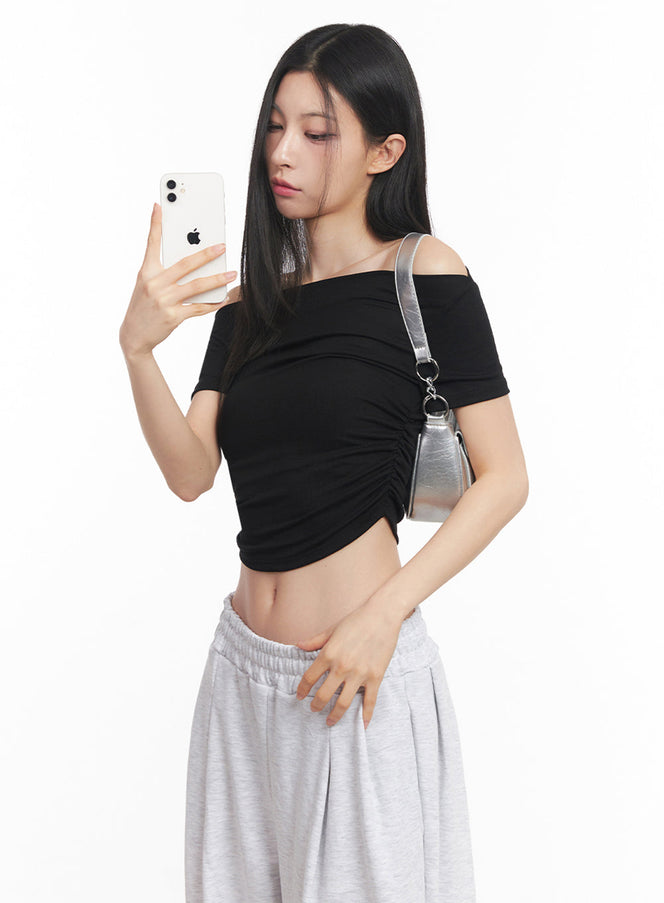 off-shoulder-shirred-crop-tee-iy516 / Black
