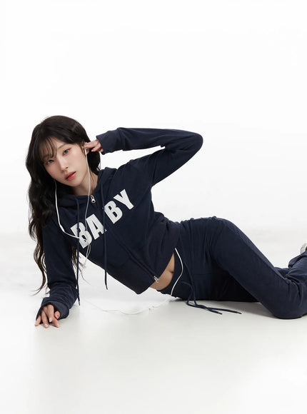 velour-cropped-long-sleeve-graphic-hoodie-cj526 / Dark blue