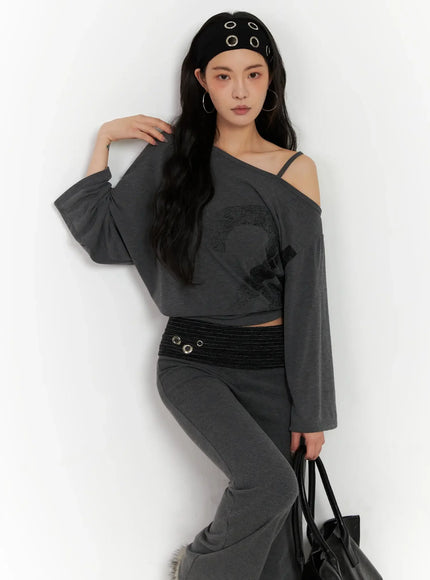 casual-graphic-long-sleeve-off-shoulder-top-in528 / Dark gray