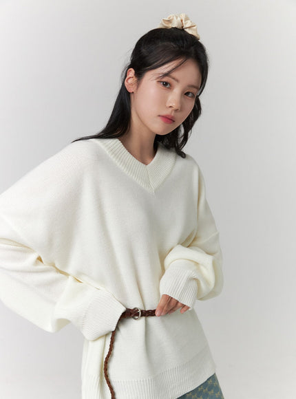 v-neck-knitted-long-sleeve-sweater-oj419 / Light beige