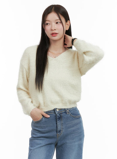 fuzzy-v-neck-knit-sweater-og419 / Light beige