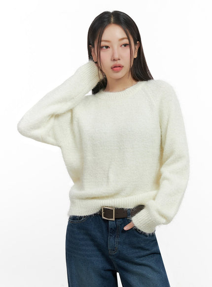 solid-round-neck-knit-top-in415 / White