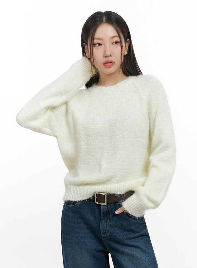 solid-round-neck-knit-top-in415 / White