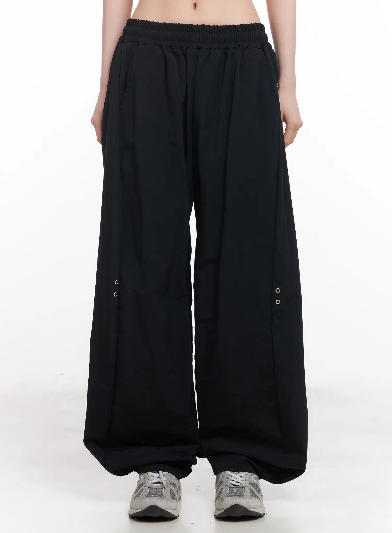 wide-leg-eyelet-nylon-pants-cu511 / Black