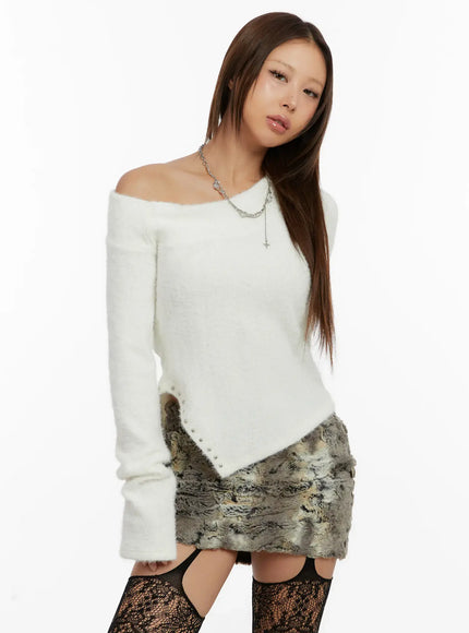 asymmetric-fluffy-stud-sweater-cd517 / White