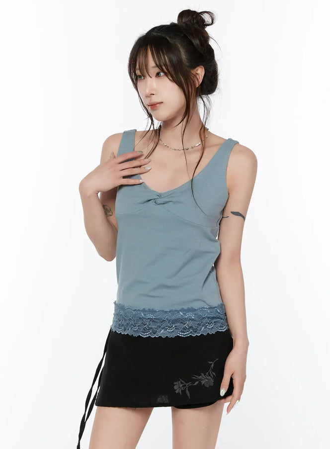 v-neck-lace-trim-sleeveless-top-cy515 / Light blue