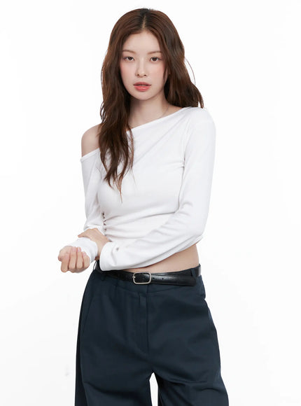 asymmetric-off-shoulder-ruched-top-cg521 / White