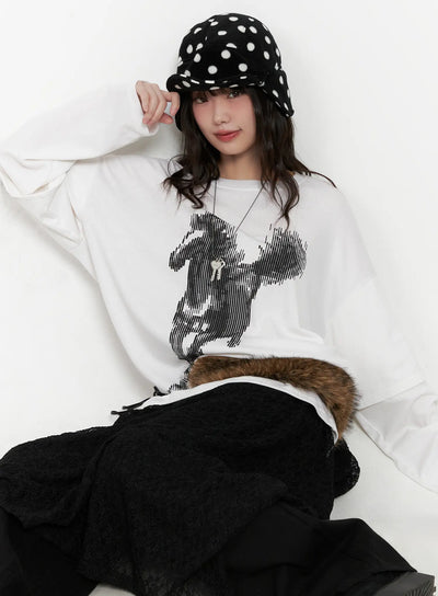 oversized-graphic-long-sleeve-tee-cn511 / White