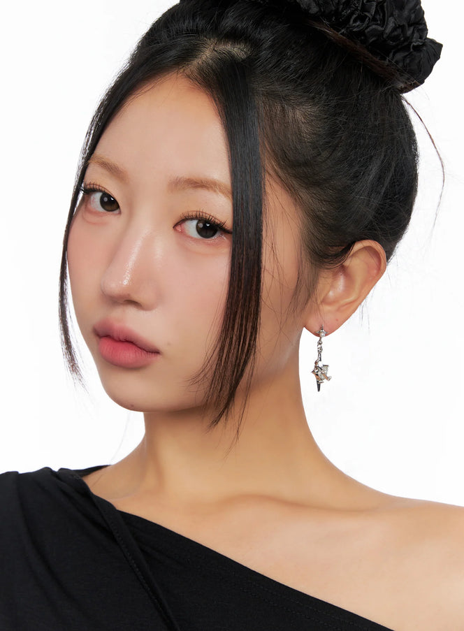 charm-crystal-dangle-earrings-co514 / White