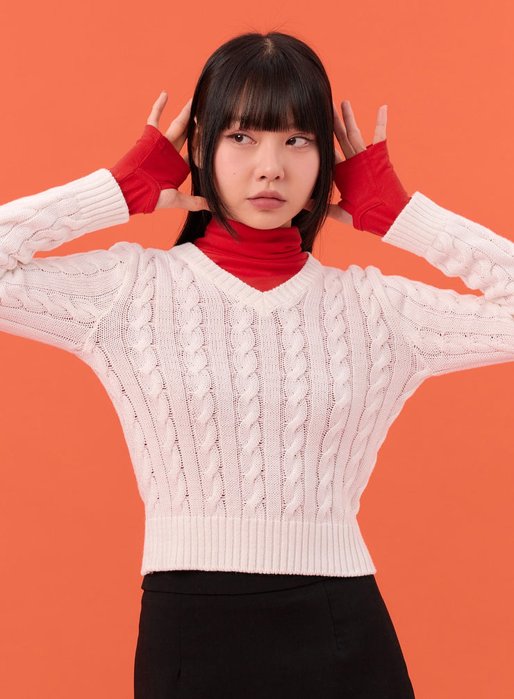 cable-knit-v-neck-sweater-in301 / White