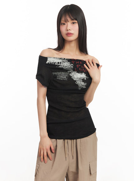 muse-graphic-off-shoulder-top-iy502