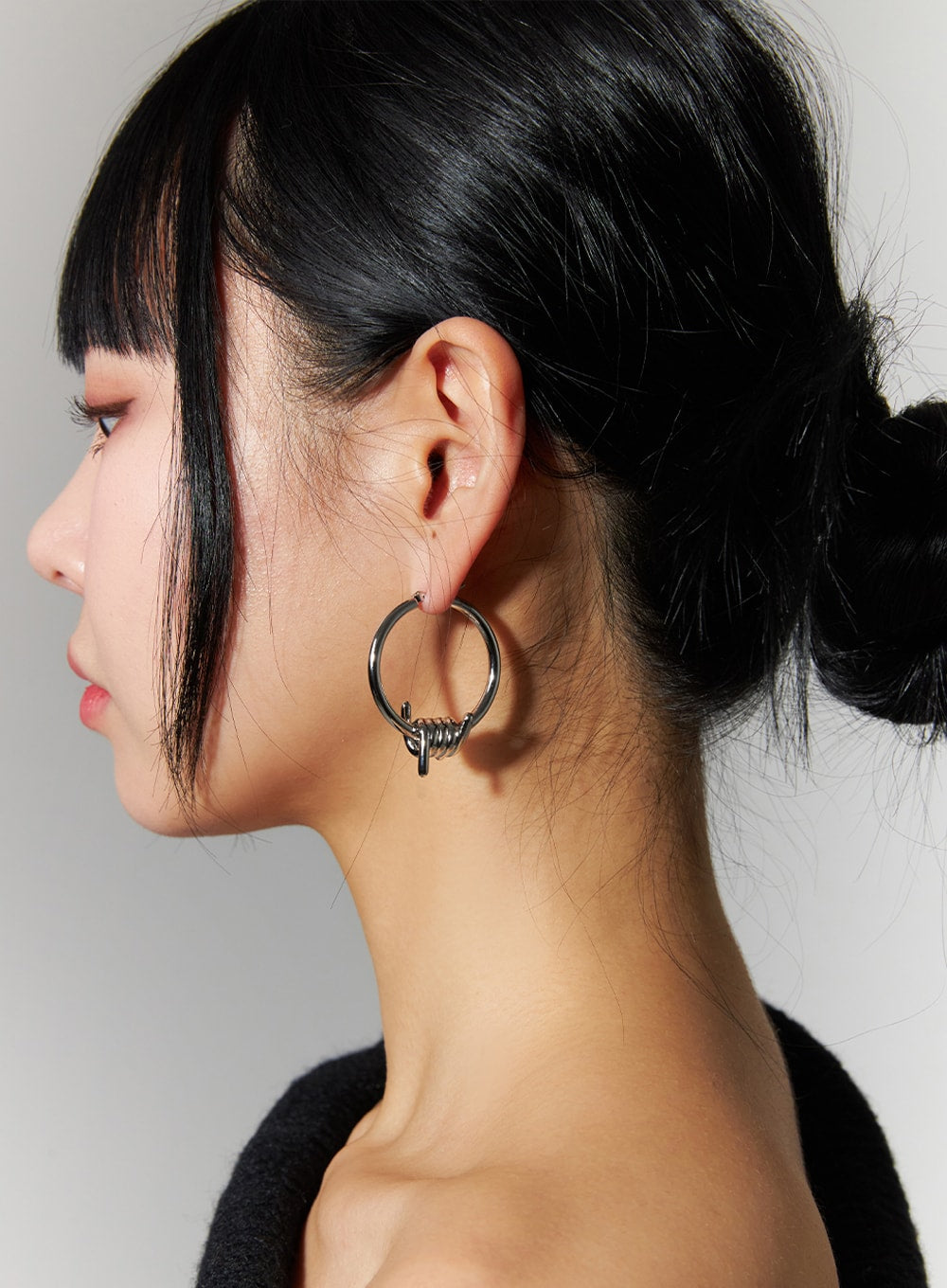metal-twist-hoop-earrings-ij419 / Light gray