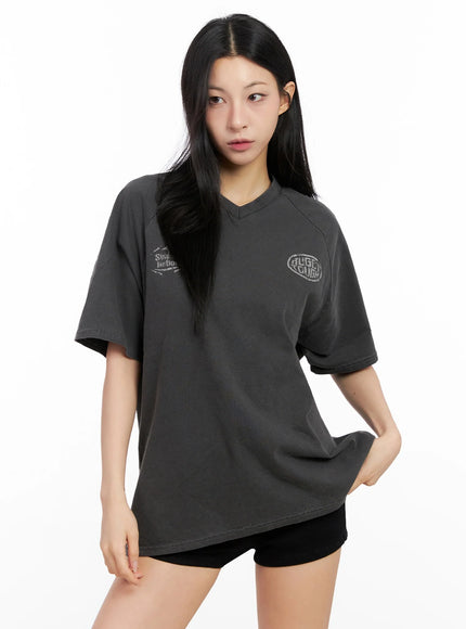 relaxed-fit-v-neck-graphic-t-shirt-ig508