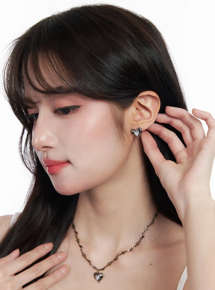 white-heart-earrings-cj523