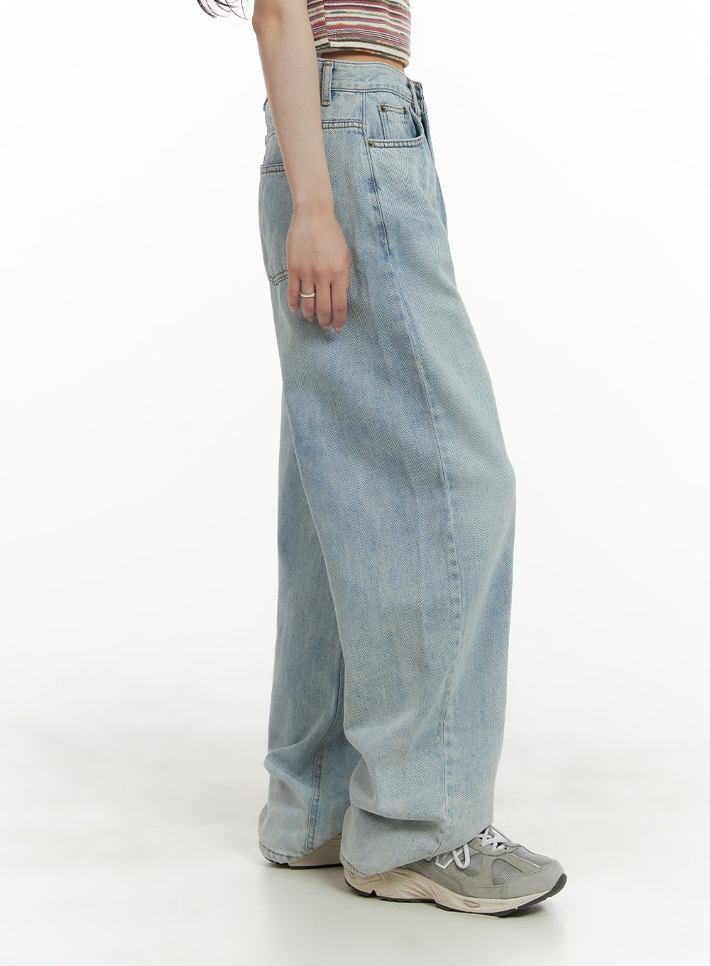 washed-denim-wide-fit-straight-jeans-ca408