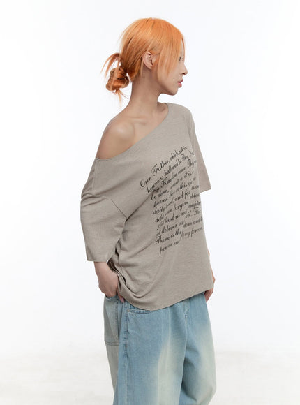 loose-fit-graphic-off-shoulder-tee-cu502