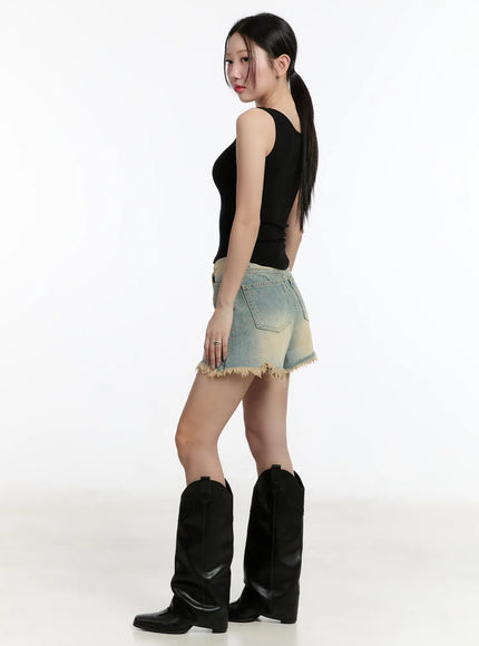 studded-graphic-crop-top-cm511