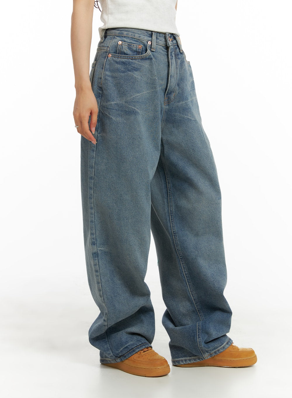 relaxed-washed-wide-fit-jeans-ca408