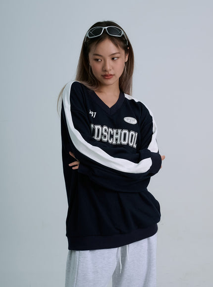 Lettering V-Neck Sweatshirt Unisex CO21