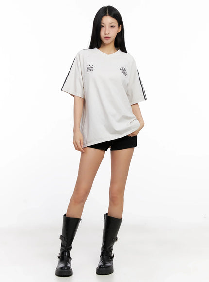 Relaxed-Fit V-Neck Graphic T-Shirt IG508
