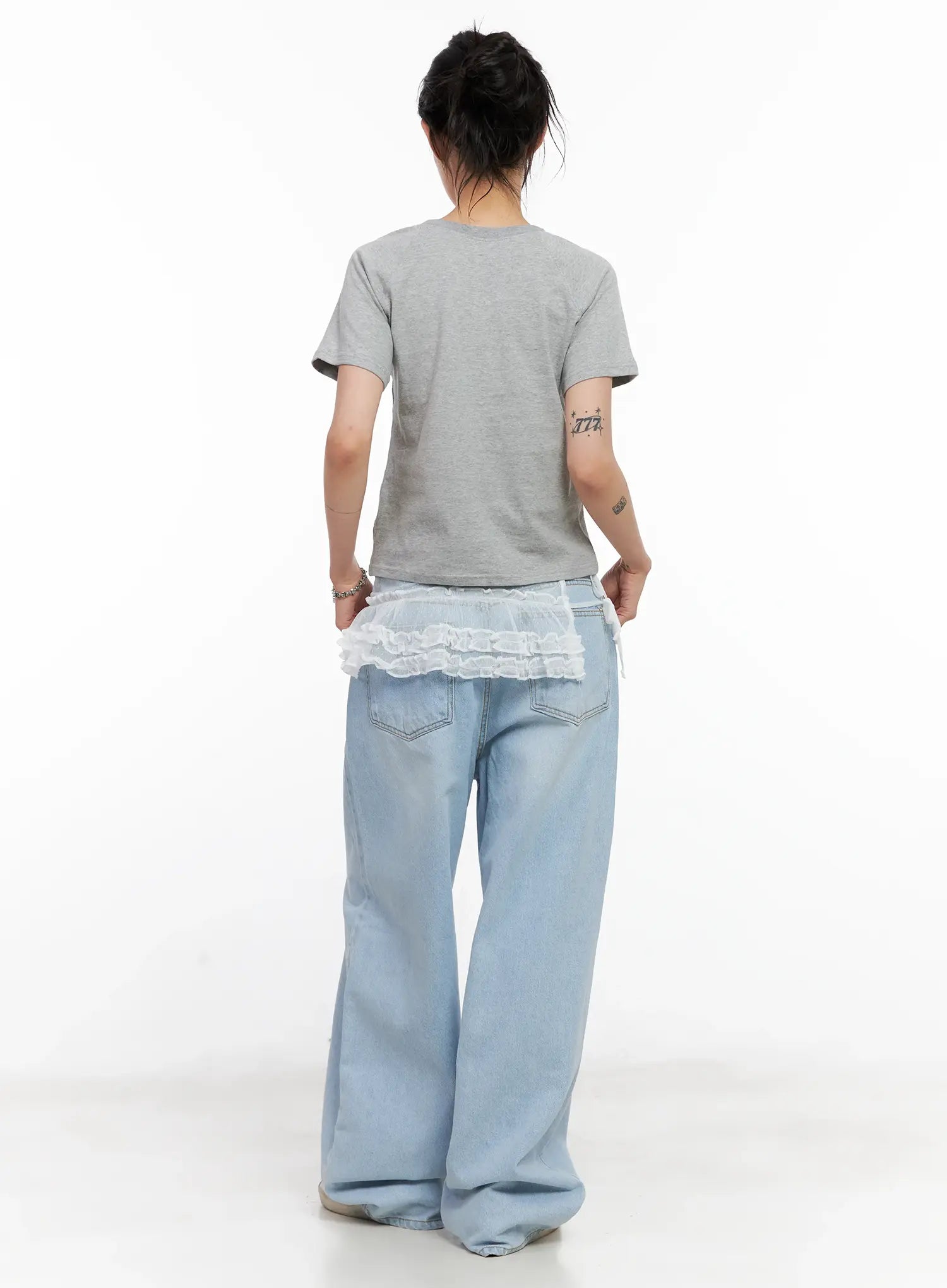 Jiyoon Light Wash Relaxed Jeans CL528