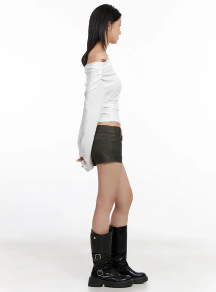 low-rise-faux-leather-shorts-is508