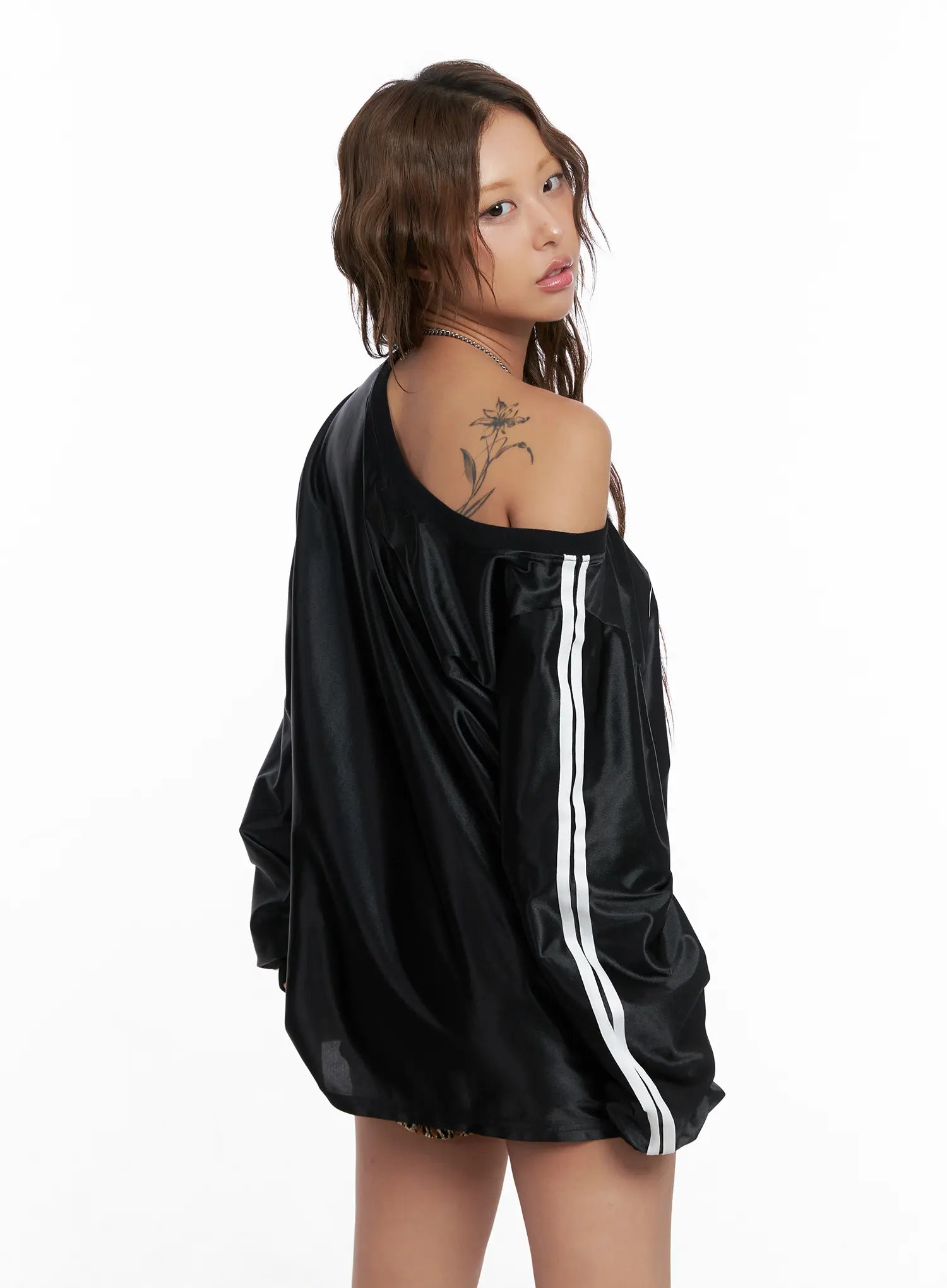 oversized-off-shoulder-graphic-long-sleeve-cs522