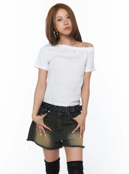 studded-off-shoulder-tee-cu501 / White