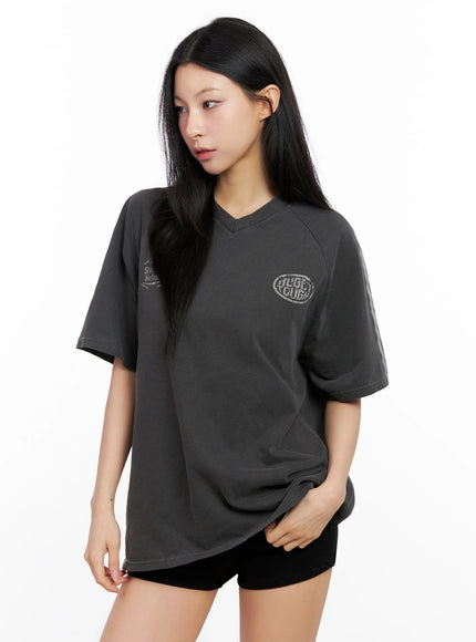 Relaxed-Fit V-Neck Graphic T-Shirt IG508