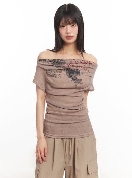 muse-graphic-off-shoulder-top-iy502