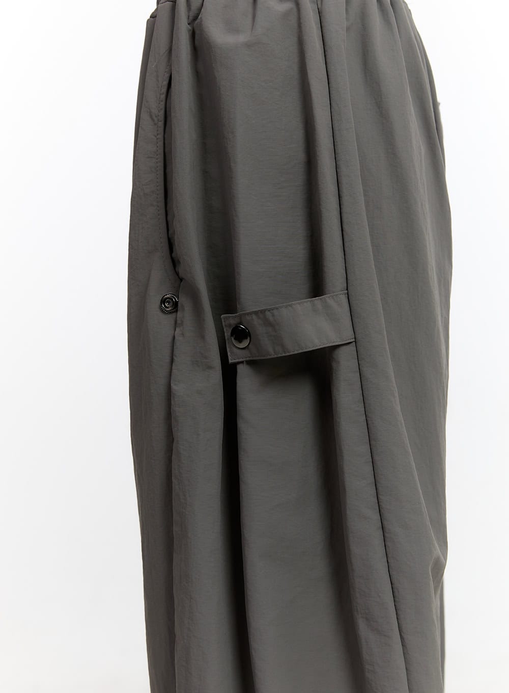 side-button-wide-leg-parachute-trackpants-ca509