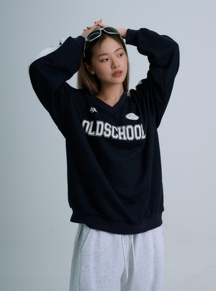 Lettering V-Neck Sweatshirt Unisex CO21