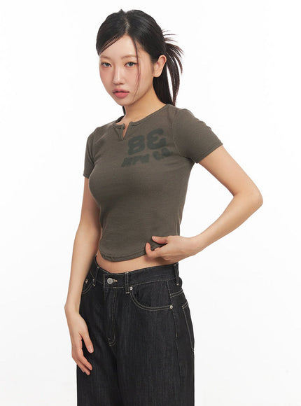 tomboy-graphic-crop-top-ia524