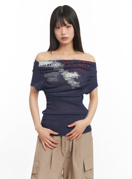 muse-graphic-off-shoulder-top-iy502