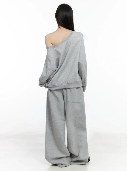 86 Sporty Off-Shoulder Sweatshirt IM530