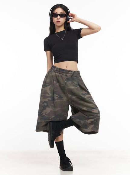 camo-pintuck-oversize-sweatshorts-iy529