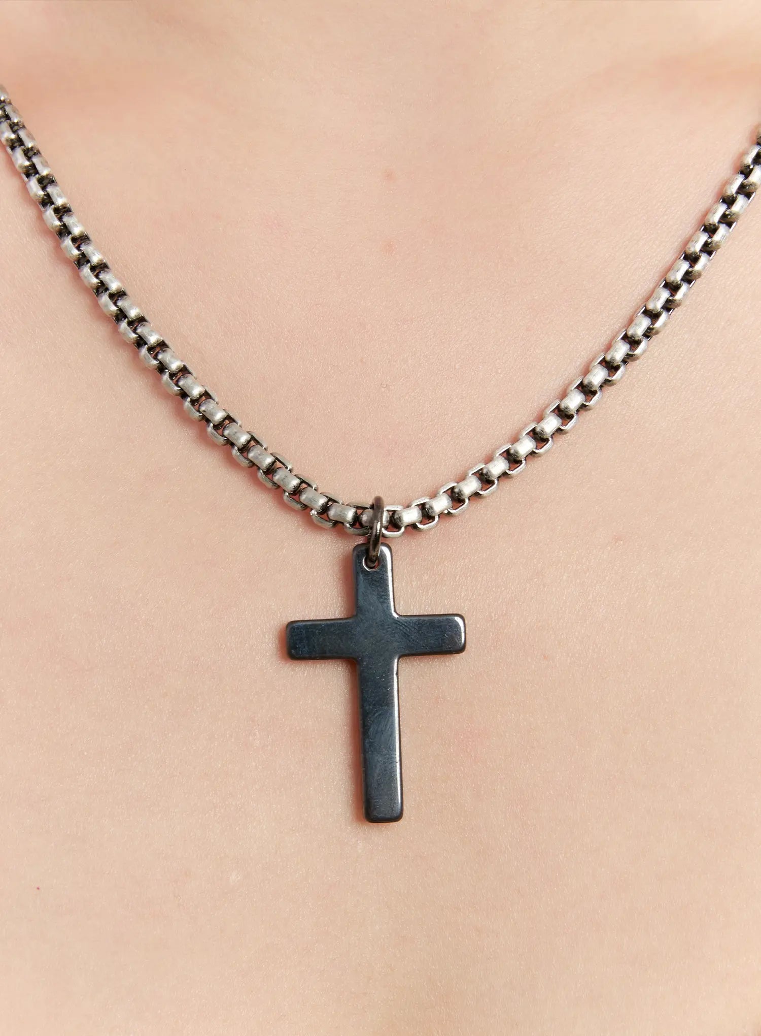 classic-cross-pendant-necklace-in528