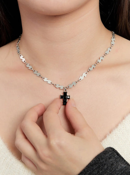 edgy-cross-pendant-necklace-in528