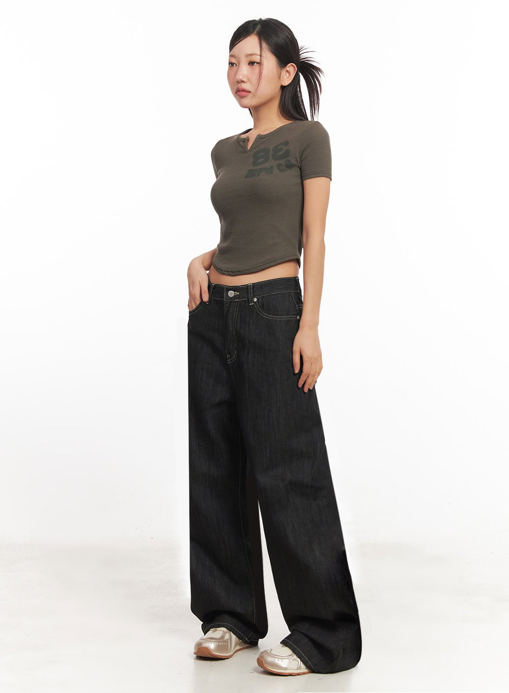 tomboy-graphic-crop-top-ia524