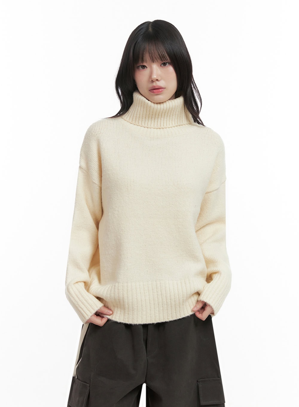 oversized-warm-turtleneck-sweater-in427 / Light beige