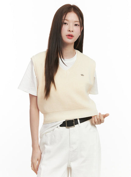v-neck-knit-crop-sweater-vest-ij530 / Light beige