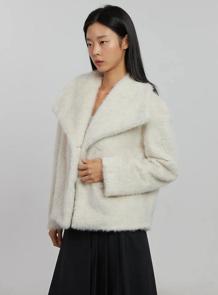 wide-collar-faux-fur-coat-ij509 / Light beige