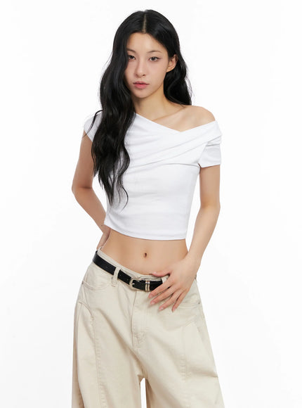 asymmetric-shirred-off-shoulder-crop-tee-ig508 / White