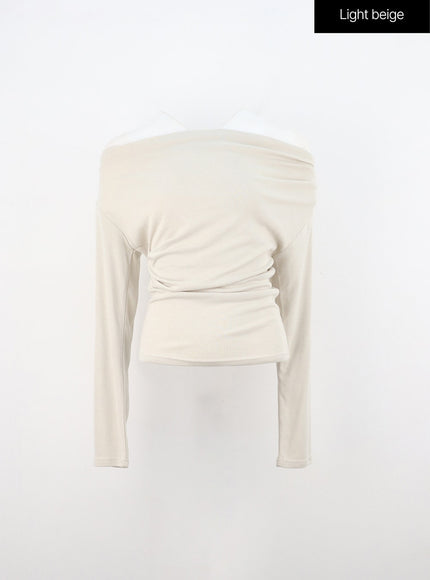 asymmetrical-off-shoulder-shirring-tee-in310 / Light beige